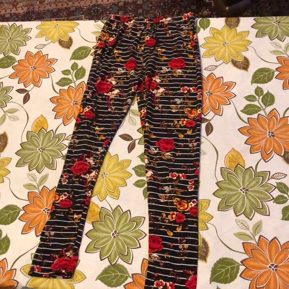 In good condition leggings colorful red black and white flowers!